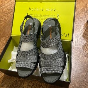 bernie mev. Women's Woven Silver Cindy Sandals 37 or 6.5 NWT